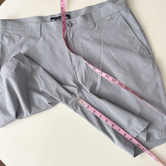Travis Mathew Men’s 9” Lightweight Performance Golf Short Size 34 Gray - Picture 2 of 7